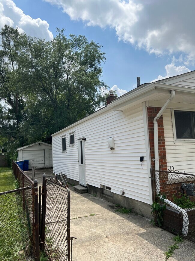 Building Photo - 8144 Orchard Ave