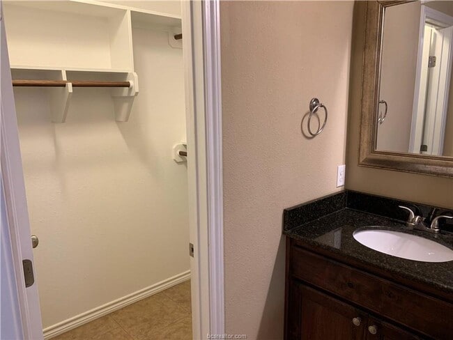 Building Photo - Beautifully 4 bedroom, 3 bathroom house wi...