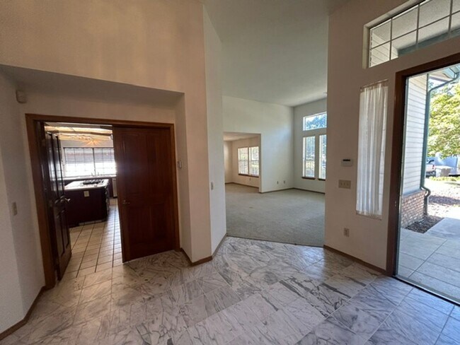 Foto del edificio - 3 Bedroom 2 Bathroom with a Bonus Room and Pool in the El Diamante School District!