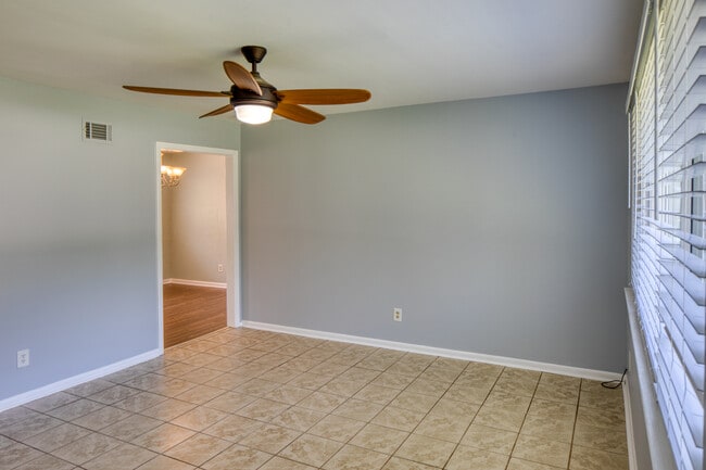 Building Photo - 28 Silverstone Cir