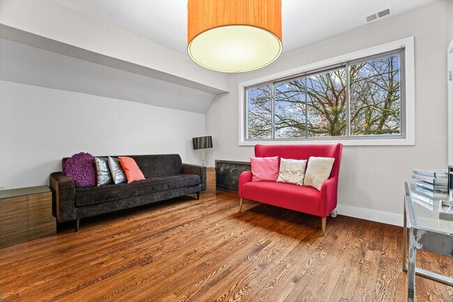 Foto del edificio - 2850 W Henderson St