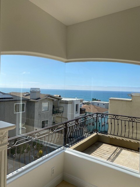 CORNER Window with Views - 229 23rd St