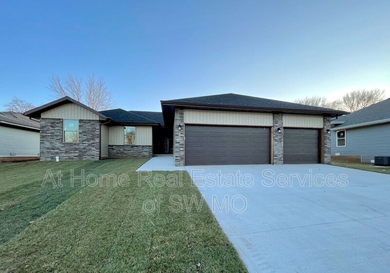 Primary Photo - 3904 W Linwood St