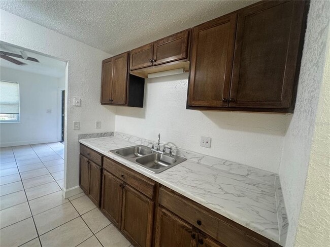 Foto del edificio - 6619 S West Shore Blvd