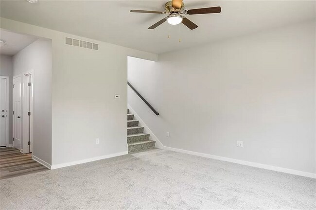 Building Photo - 15143 Goldenrod Dr