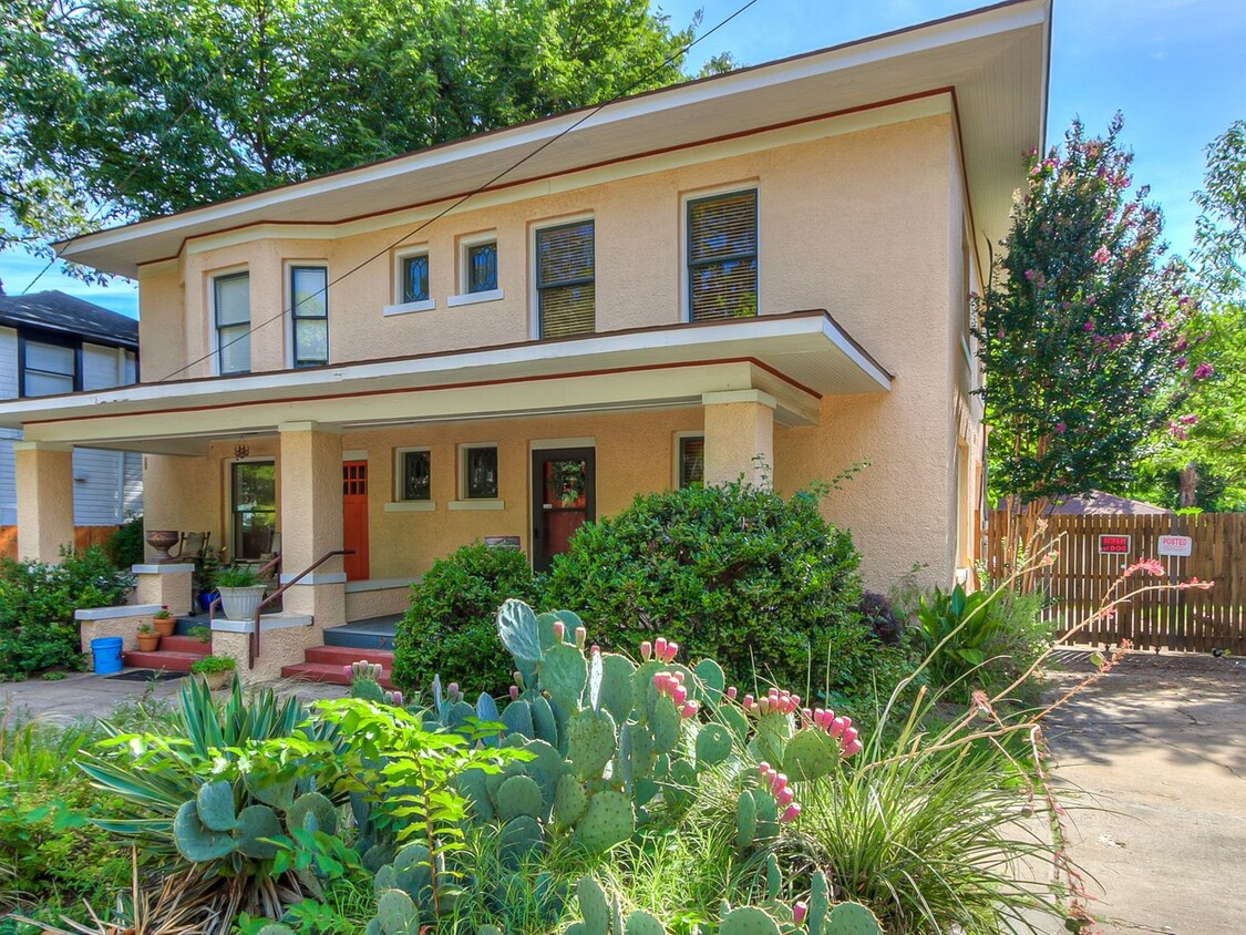 Foto principal - Charming Updated Mesta Park Duplex - New S...