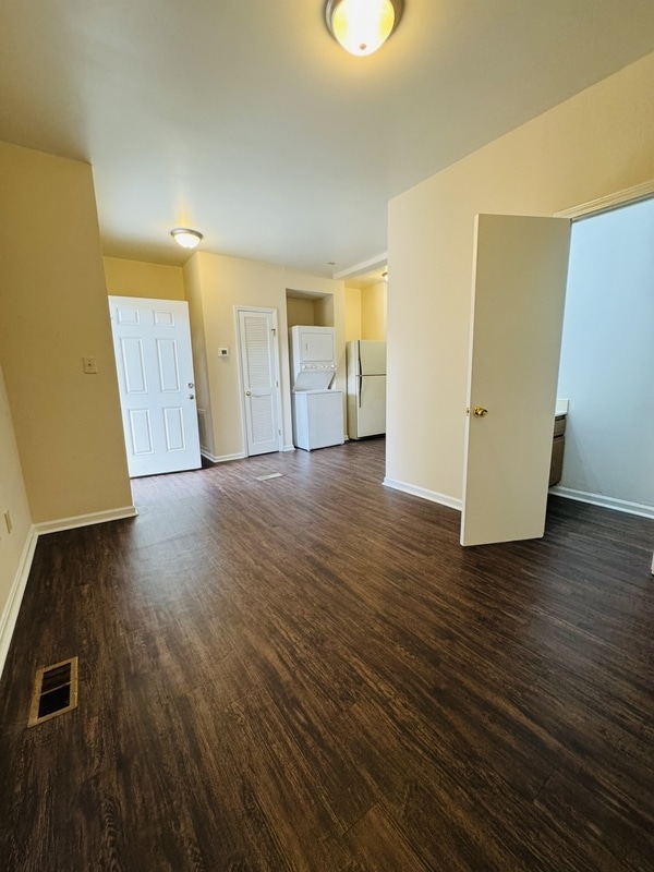 Building Photo - 1323 E 10th St