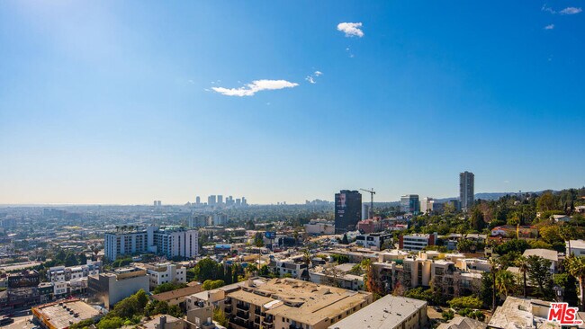 Foto del edificio - 8787 Shoreham Dr