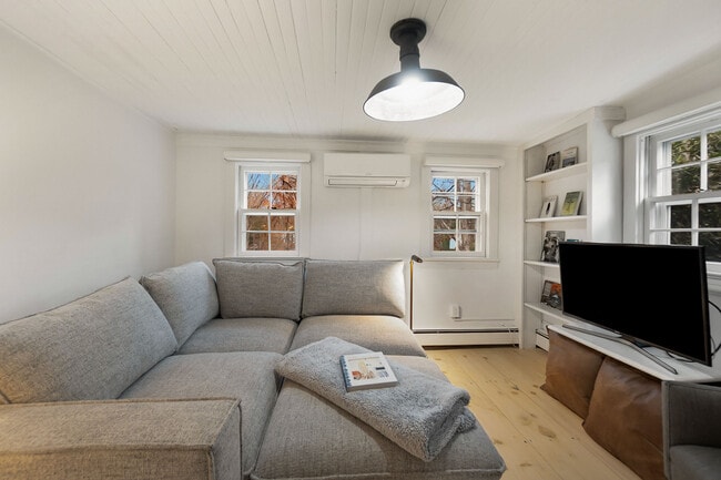 Foto del edificio - 45 Burying Hill Rd