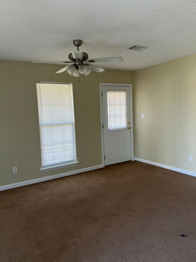 Building Photo - 131 Twelve Oaks Ct