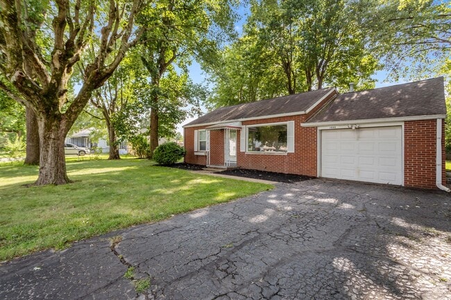 Building Photo - 1090 Rita Dr