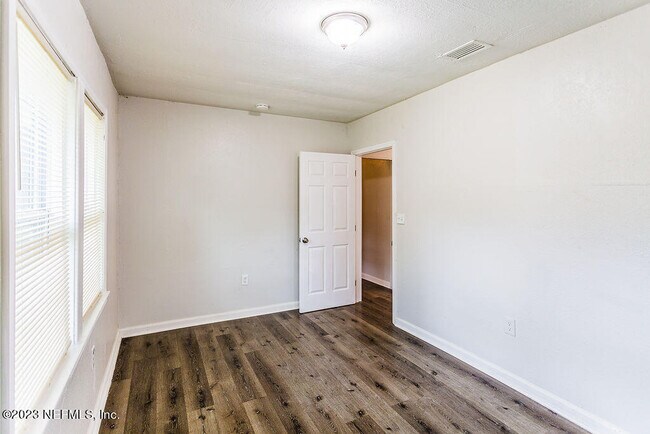 Foto del edificio - 1052 Woodstock Ave