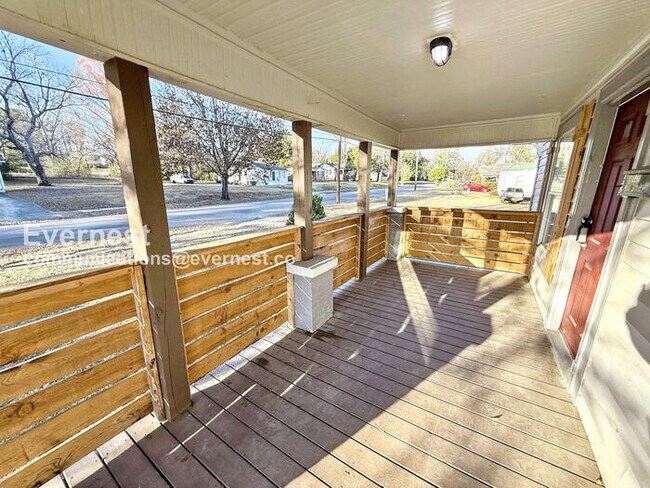 Foto del edificio - Limited Time Special Offer - Split your security deposit payment. 3 Bed/1 Bath Home with Fenced Y...