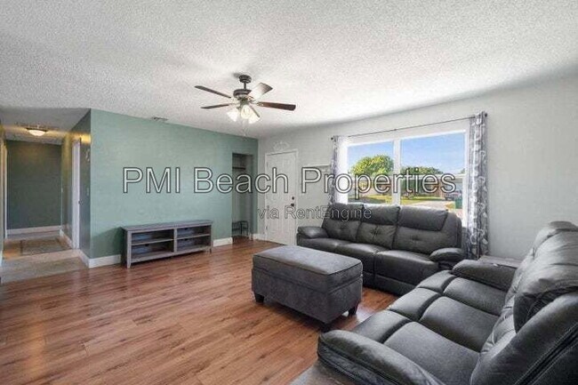 Foto del edificio - 2456 SE Melaleuca Blvd