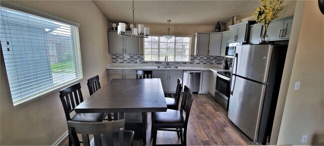 Foto del edificio - Must See Bennington Home!