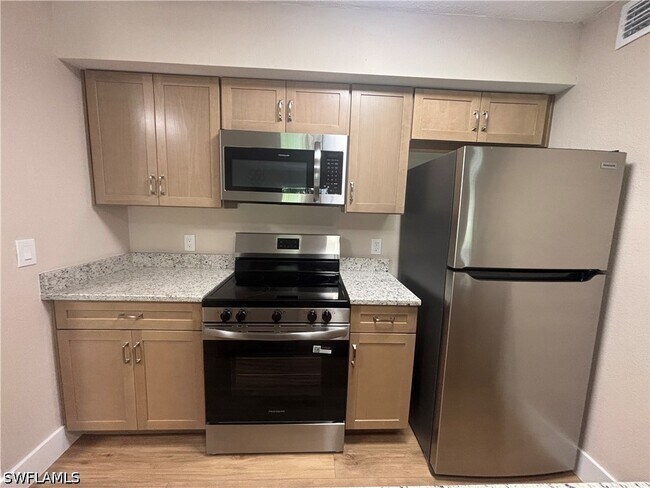 Building Photo - 5305 Summerlin Rd