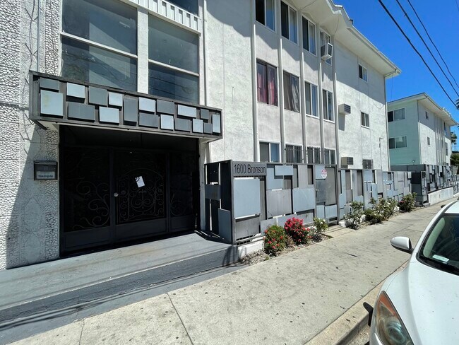Foto del edificio - 1600 N Bronson Ave