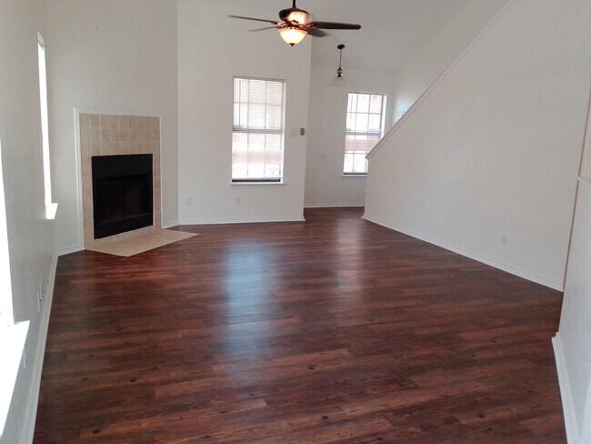 Building Photo - 3903 Pickwick Ln