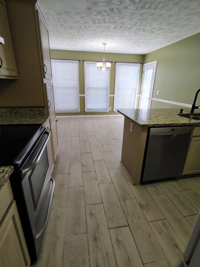Foto del edificio - 692 Almondwood Pl