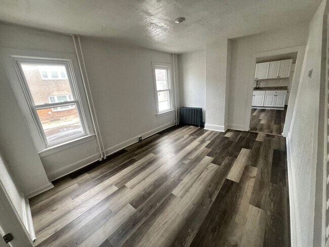 Building Photo - 4 bed 1 bath NEW RENO