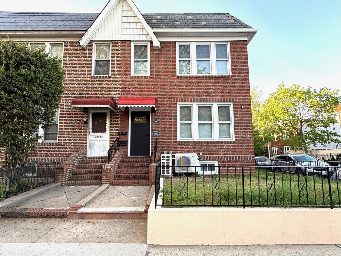 Primary Photo - 39-47-47 50th Ave