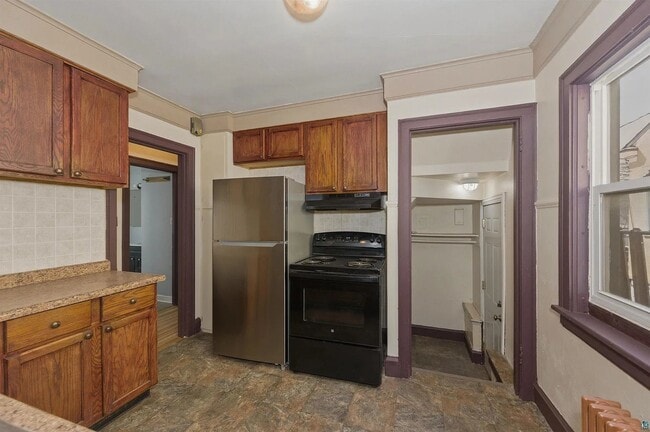 Building Photo - 221 Snelling Ave