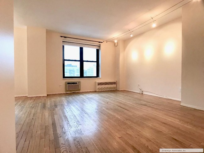Building Photo - 250 W 103rd St