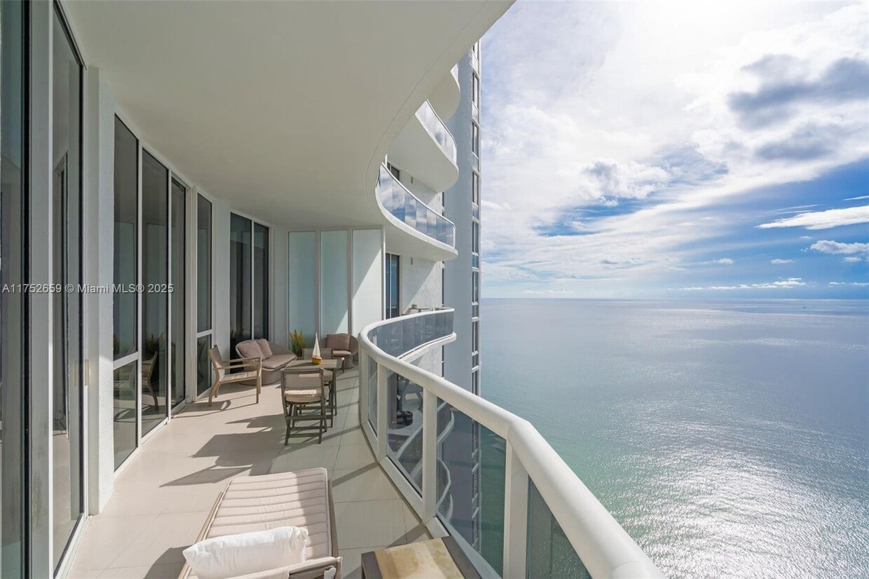 Primary Photo - 15811 Collins Ave