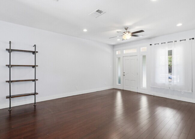 Building Photo - Updated 3 Bedroom Home with Modern Finishes Near Everything Downtown!