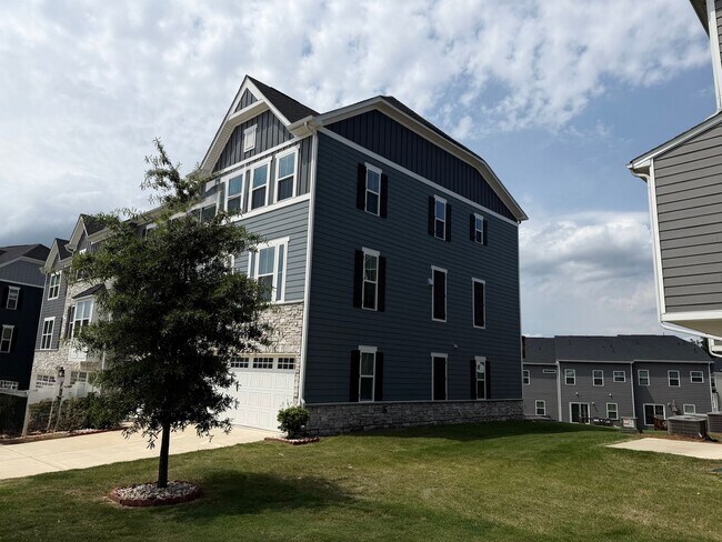 Building Photo - 921 Portrush Ln