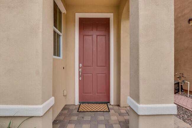 Building Photo - GREAT LOCATION! Fabulous move-in ready 5 bed /3 bath home in south Tempe