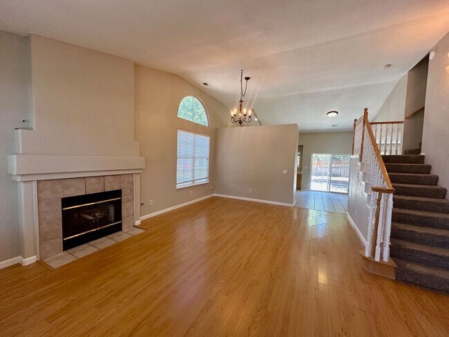 Foto del edificio - 3 bedroom 2.5 bathroom corner lot