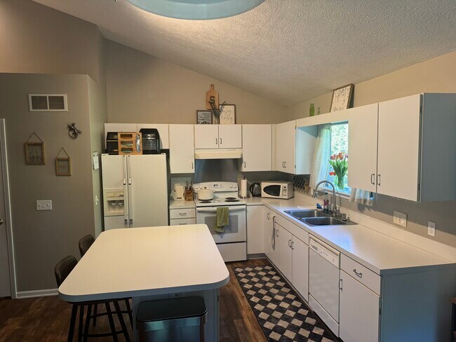 Foto del edificio - 407 E Cherry St