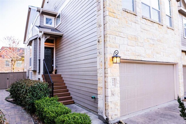 Foto del edificio - 211 Cheswood Forest Pl