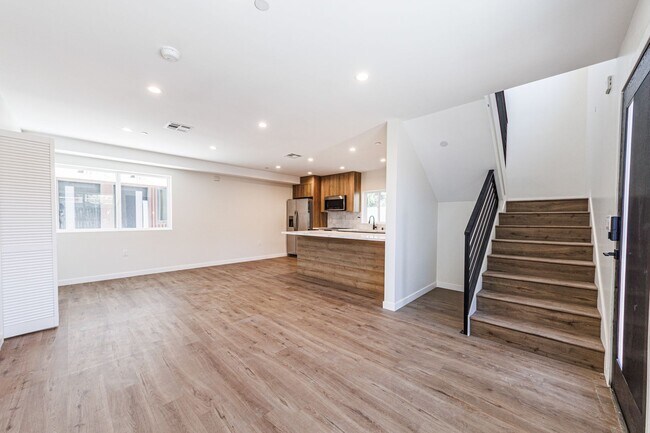 Foto del edificio - Sleek 4 Bed, 3 Bath | Large Island, W/D, M...