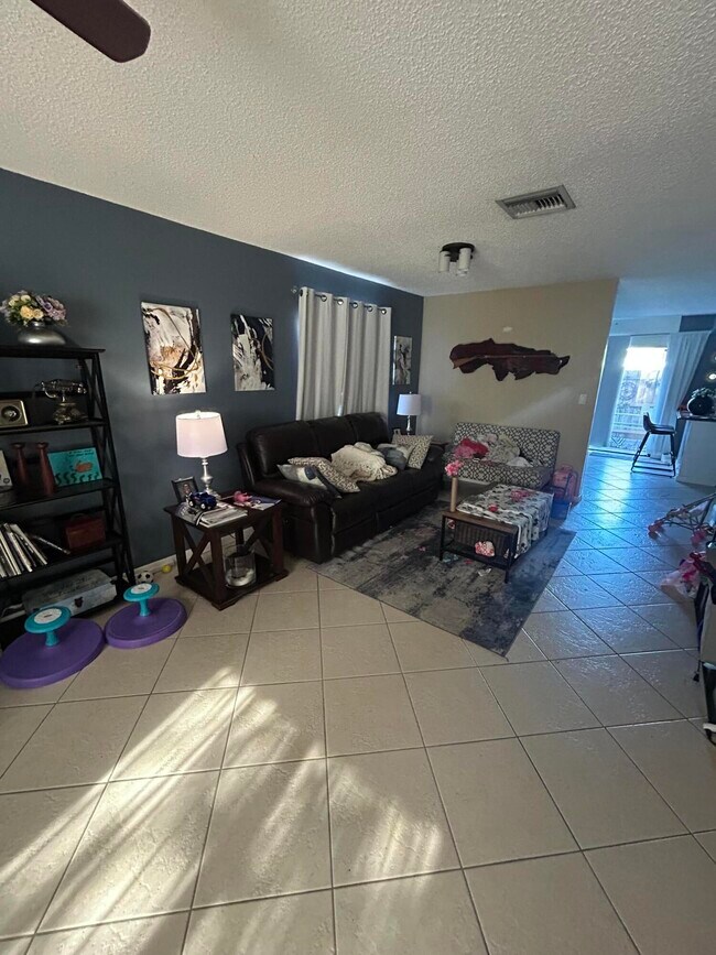 Foto del edificio - 818 Sandtree Dr