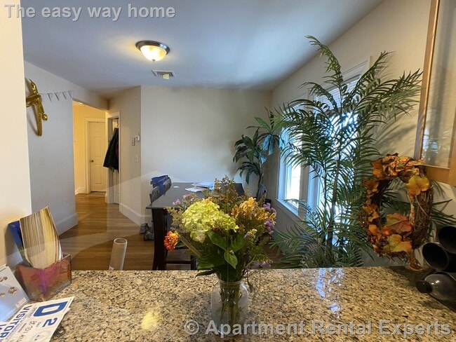 Foto del edificio - 80 Ten Hills Rd