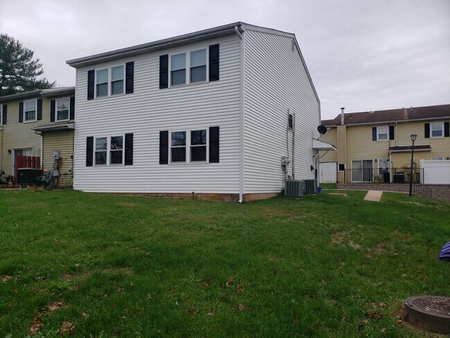 Building Photo - 13 Reliance Ct