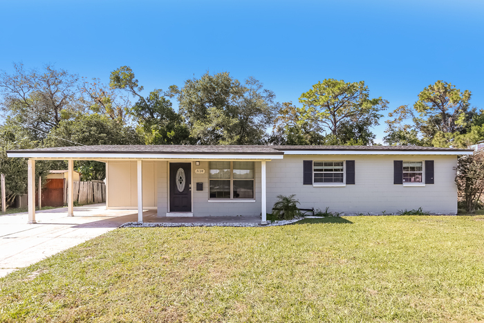 Foto principal - 4-Bedroom Home with Sunroom