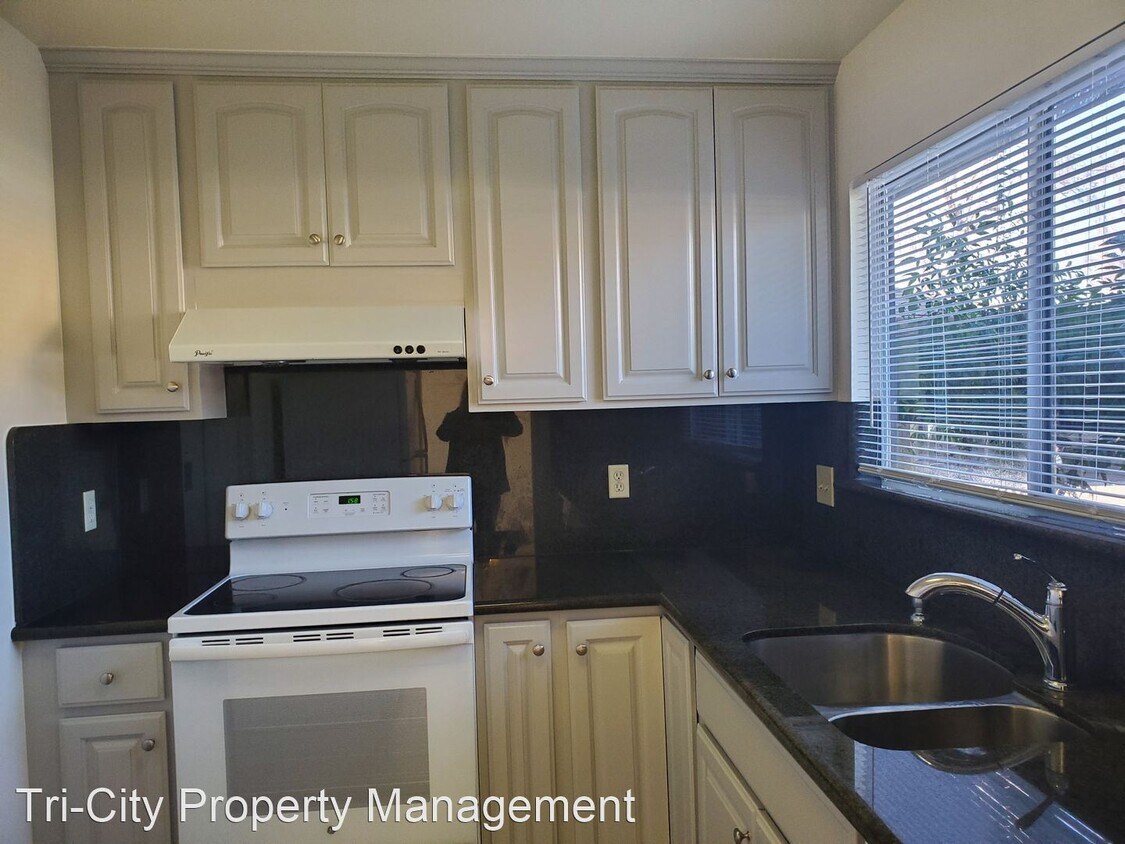 Primary Photo - 3 br, 1.5 bath House - 42965 Corte Verde