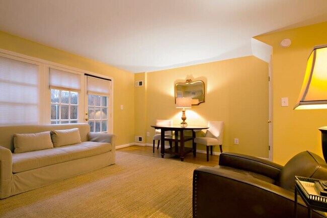 Foto del edificio - 4450 MacArthur Blvd NW