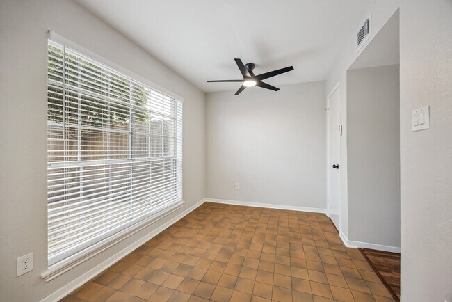 Foto del edificio - 10345 Longmont Dr