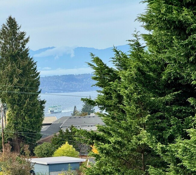 Building Photo - Edmonds Home