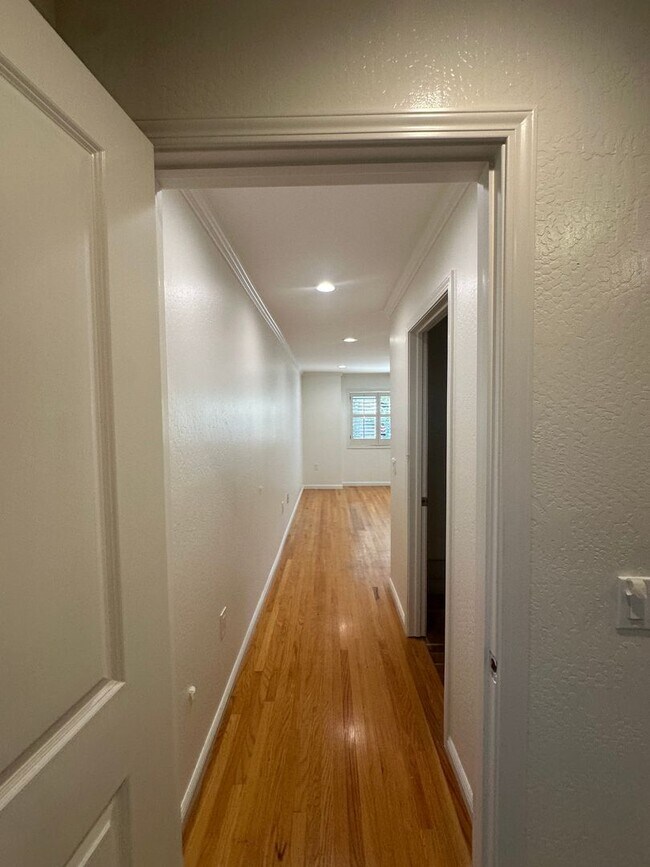 Foto del edificio - Two Story home!  3 bedroom, 2.5 bath, plus...