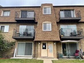 Building Photo - 9437 Bay Colony Dr