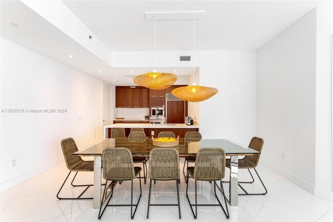 Building Photo - 15811 Collins Ave