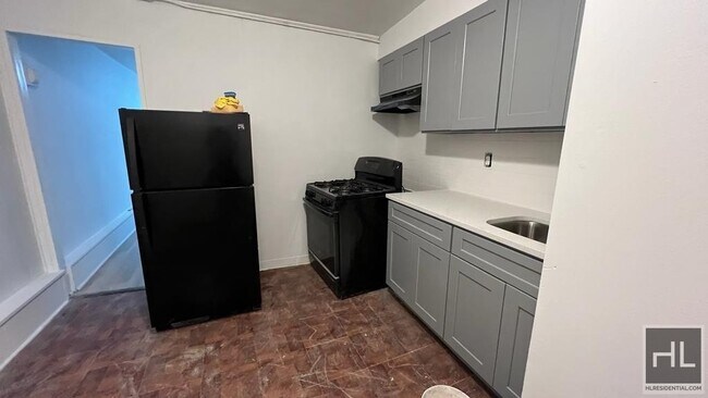 Foto del edificio - LARGE 2 BEDROOM W/ PARKING  EAST 51 STREET...