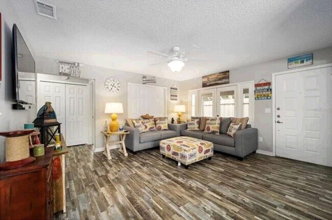 Foto del edificio - AVAILABLE BY JUNE 1ST-CHARMING 3/2 VILLA I...