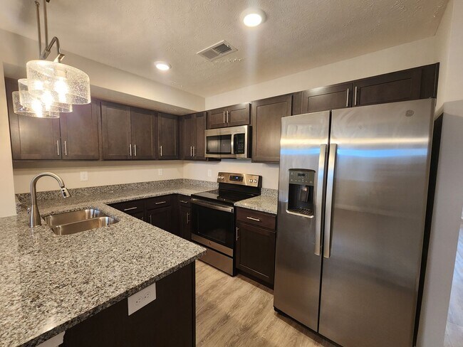 Foto del edificio - 3 Bedroom 3 Bath End Unit Townhome