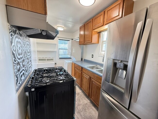 Building Photo - 1327 N Orange Dr